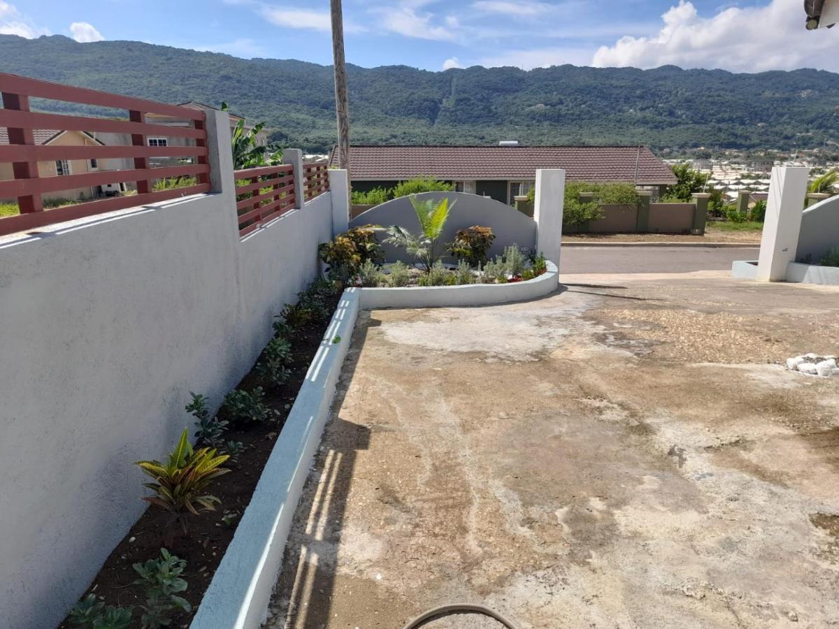 Hillside Sunrise, 2 Bed 2 Bath In Gated Community, Close To Beach, Food, Clubs & Shopping Free Parking, Free Wi-Fi Villa Montego Bay Esterno foto