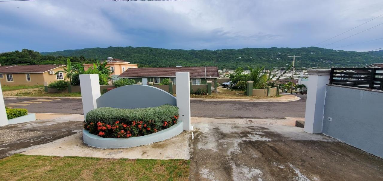 Hillside Sunrise, 2 Bed 2 Bath In Gated Community, Close To Beach, Food, Clubs & Shopping Free Parking, Free Wi-Fi Villa Montego Bay Esterno foto